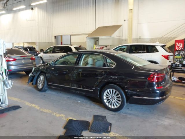2017 VOLKSWAGEN PASSAT 1VWBT7A30HC019849 Photo 2