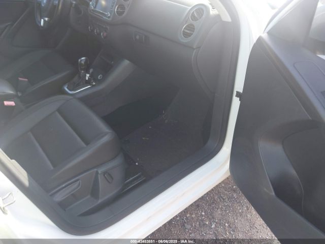 WVGAV3AX0EW598528 Volkswagen TIGUAN SE