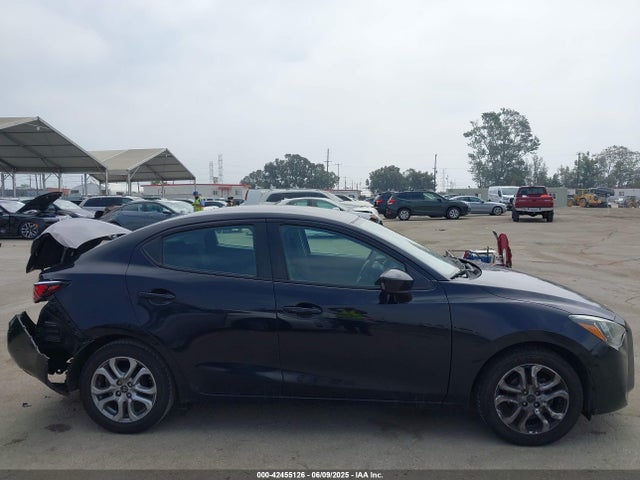 3MYDLBYV8JY305517 Toyota YARIS IA