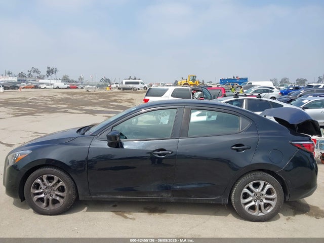 3MYDLBYV8JY305517 Toyota YARIS IA