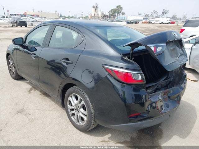 3MYDLBYV8JY305517 Toyota YARIS IA