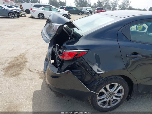 3MYDLBYV8JY305517 Toyota YARIS IA