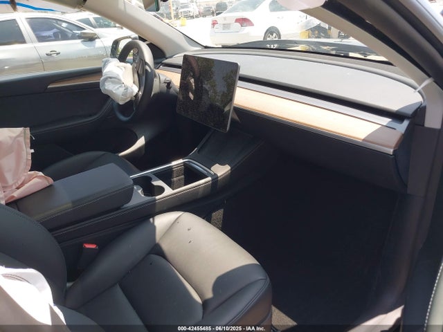 2025 TESLA MODEL Y 7SAYGDEE1SF283932 Photo 4