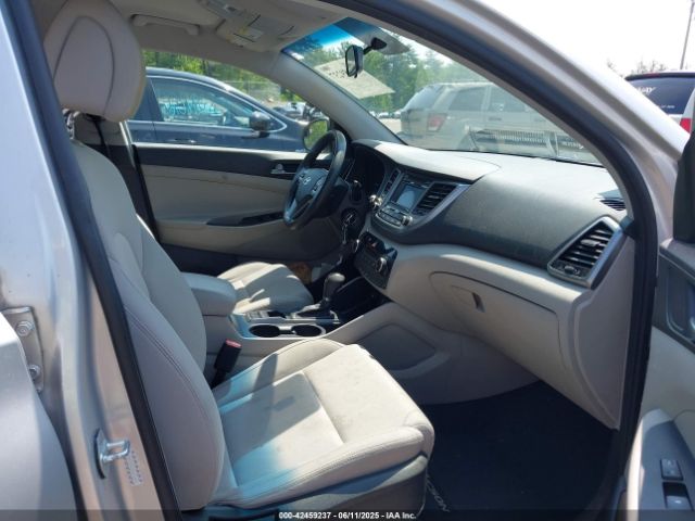 KM8J3CA46HU476445 Hyundai TUCSON SE