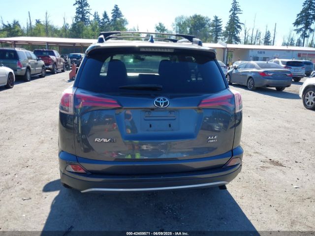 JTMRFREV3JD230723 Toyota Rav4 Xle