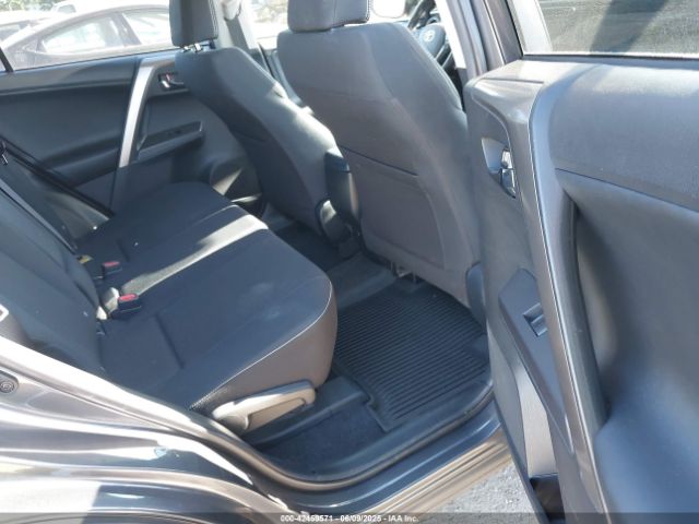 JTMRFREV3JD230723 Toyota Rav4 Xle