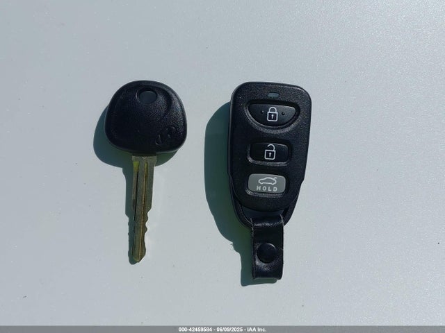 KMHD84LF2HU415581 Hyundai ELANTRA SE