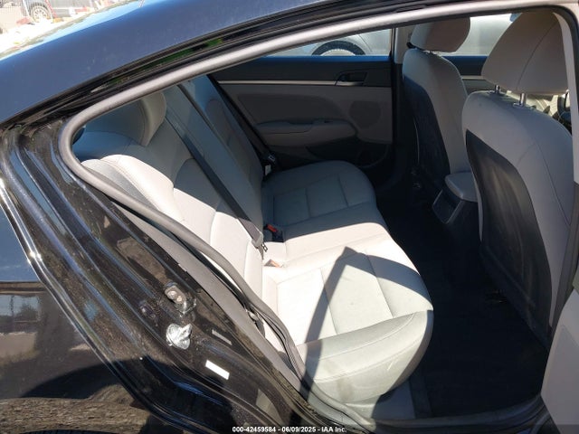 KMHD84LF2HU415581 Hyundai ELANTRA SE