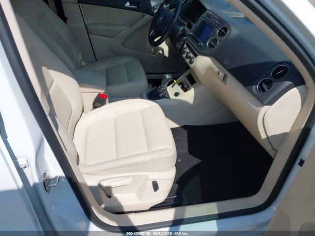 WVGBV7AX9GW529044 Volkswagen Tiguan