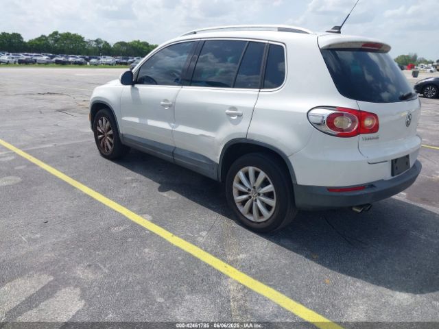2011 VOLKSWAGEN TIGUAN WVGAV7AX9BW514225 Photo 2