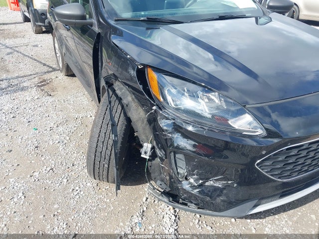 1FMCU9G6XNUB22778 Ford ESCAPE SE