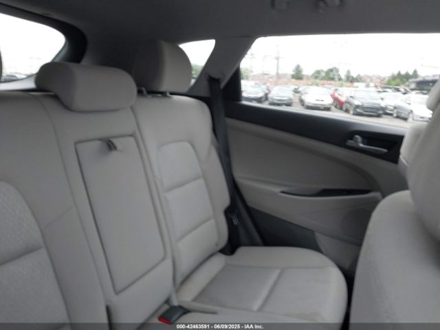 KM8J3CA45GU041303 Hyundai TUCSON SE