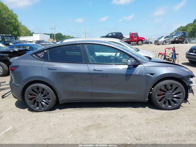 Tesla Model Y 2023 7SAYGDEF7PF700602 Image 13
