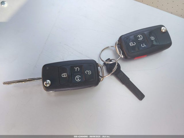 1VWGT7A39HC061832 Volkswagen tsi
