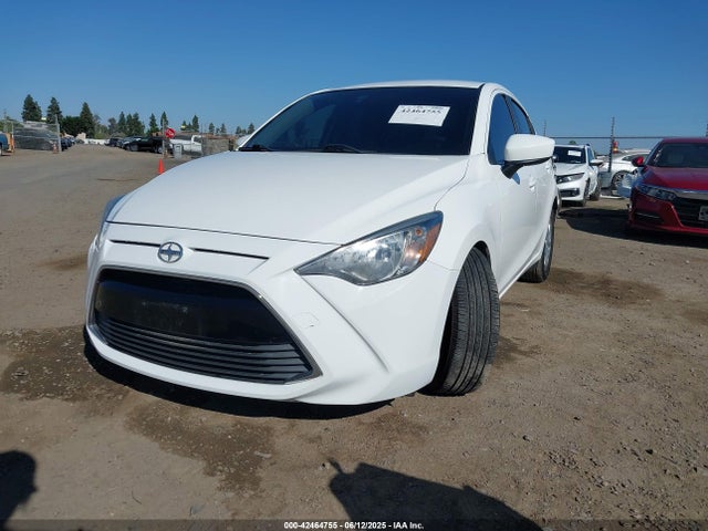 Scion p5v 2016 3MYDLBZV4GY138564 Image 2