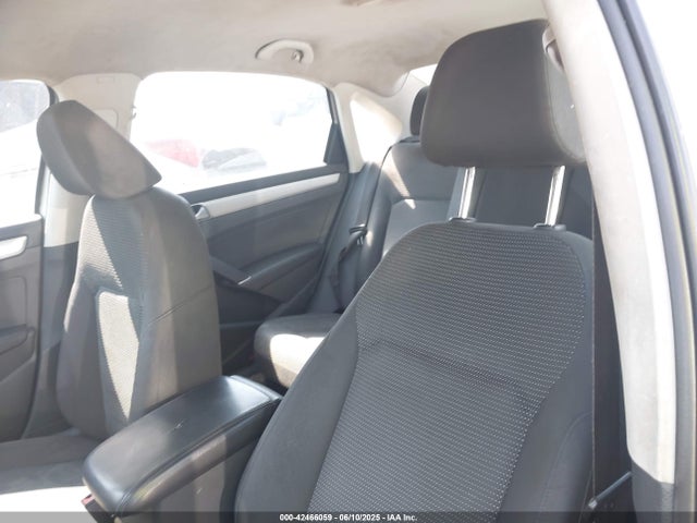 1VWAT7A3XGC036460 Volkswagen 2016