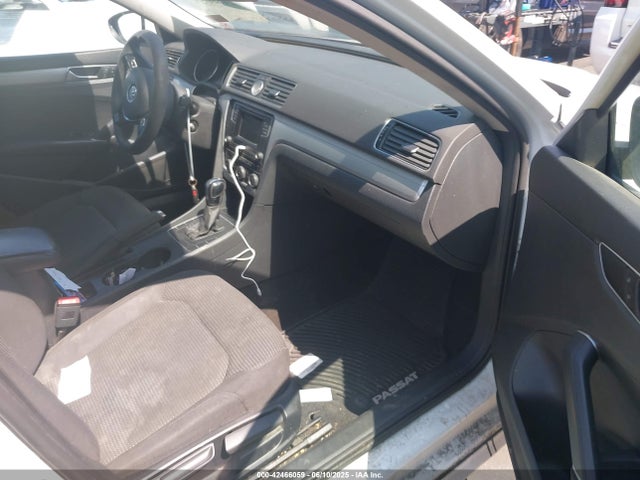1VWAT7A3XGC036460 Volkswagen 2016