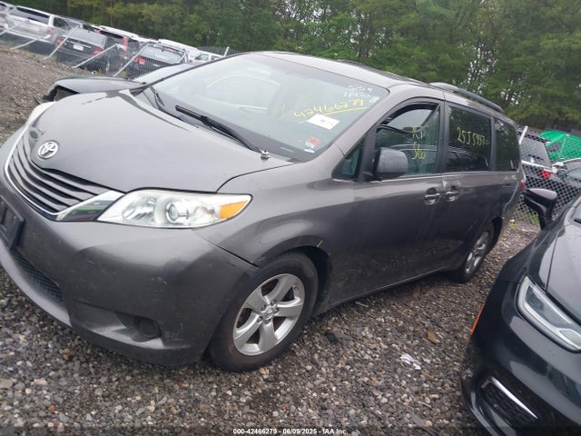 42466279 :رقم المزاد ، 5TDKK3DC7FS630614 vin ، 2015 Toyota Sienna Le 8 Passenger مزاد بيع