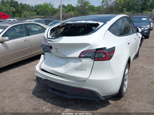 Tesla Model Y 2022 7SAYGAEE7NF384783 Image 16