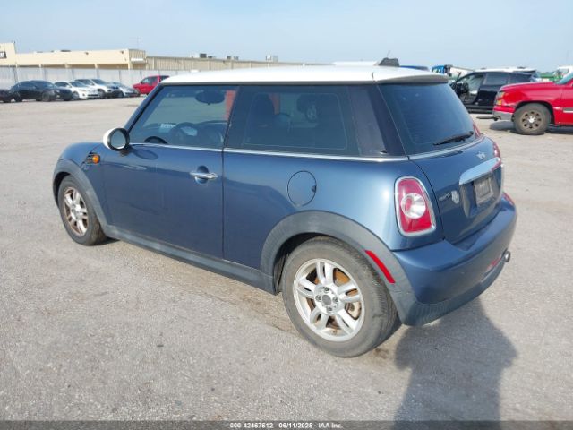 2011 MINI COOPER WMWSU3C54BTX95896 Photo 2