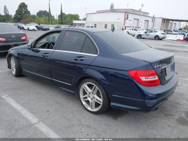 2013 MERCEDES-BENZ C 250 WDDGF4HB6DR255558 Photo 2