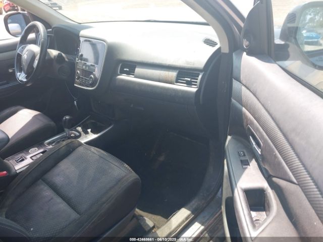 JA4AZ3A38HZ050831 Mitsubishi Outlander Se