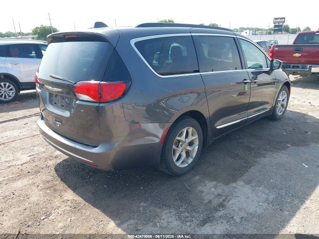 2C4RC1BG5HR729854 Chrysler 2017