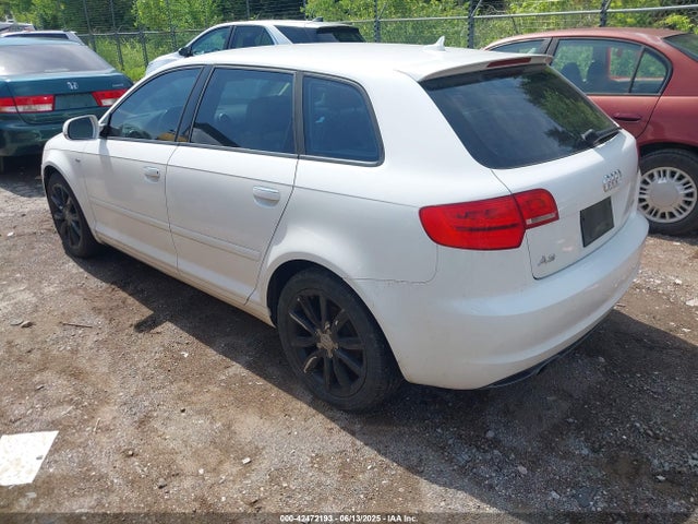 2011 AUDI A3 WAUBJBFM1BA043705 Photo 2