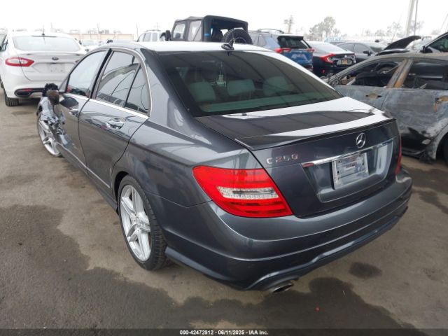 2013 MERCEDES-BENZ C 250 WDDGF4HBXDA869284 Photo 2