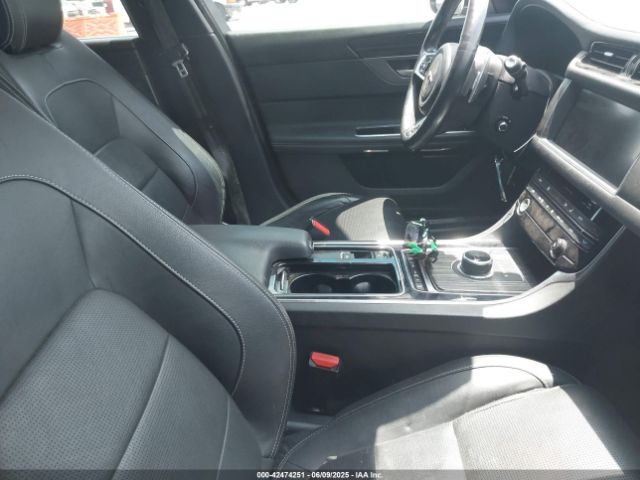 2018 JAGUAR XF SPORTBACK SAJBP2FV8JCY66615 Photo 4