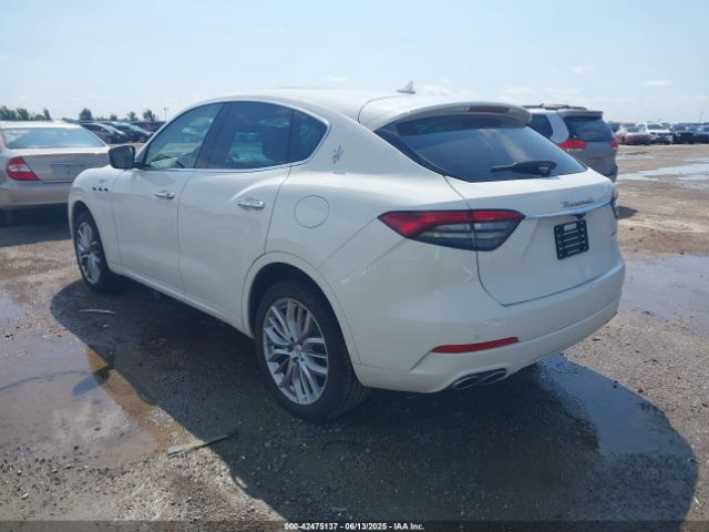 2022 MASERATI LEVANTE ZN661XUA6NX400578 Photo 2