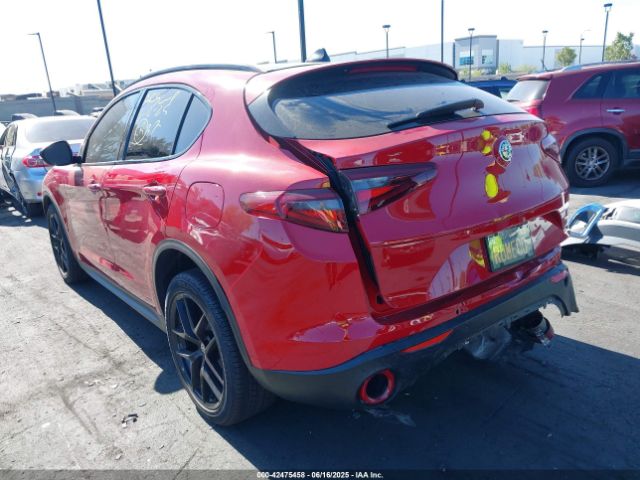 2018 ALFA ROMEO STELVIO ZASFAKNN7J7B99099 Photo 2