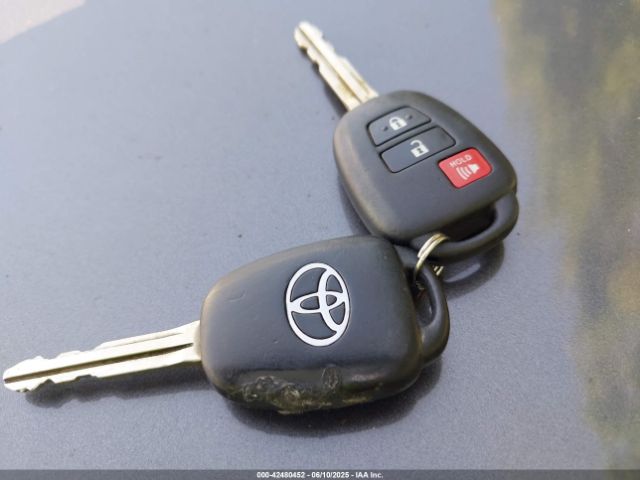 JTMZFREVXJJ162065 Toyota RAV4 LE