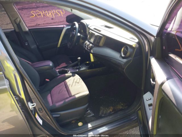 JTMZFREVXJJ162065 Toyota RAV4 LE