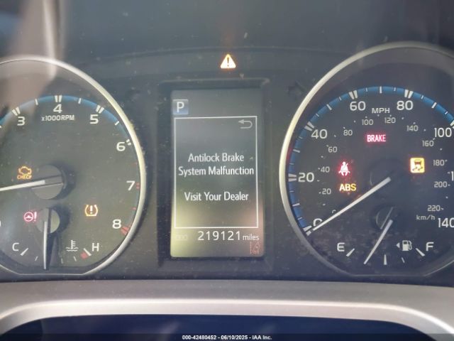 JTMZFREVXJJ162065 Toyota RAV4 LE
