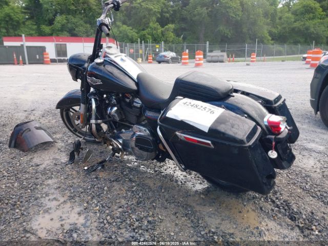 2018 HARLEY-DAVIDSON FLHR 1HD1FBC13JB612118 Photo 2