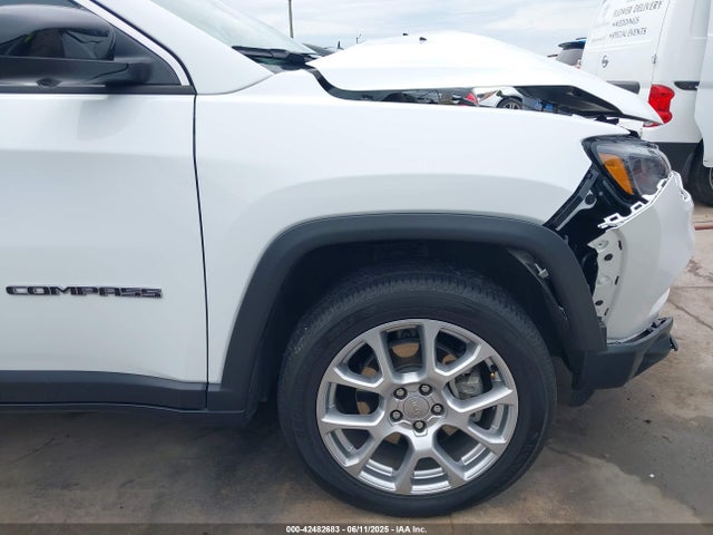 Jeep 2022 2022 3C4NJDFB4NT211280 Image 17