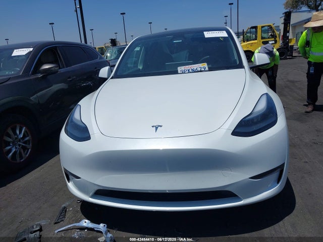 Tesla Model Y 2024 7SAYGDEE7RF205584 Image 13