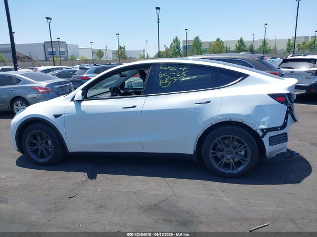 Tesla Model Y 2024 7SAYGDEE7RF205584 Image 15