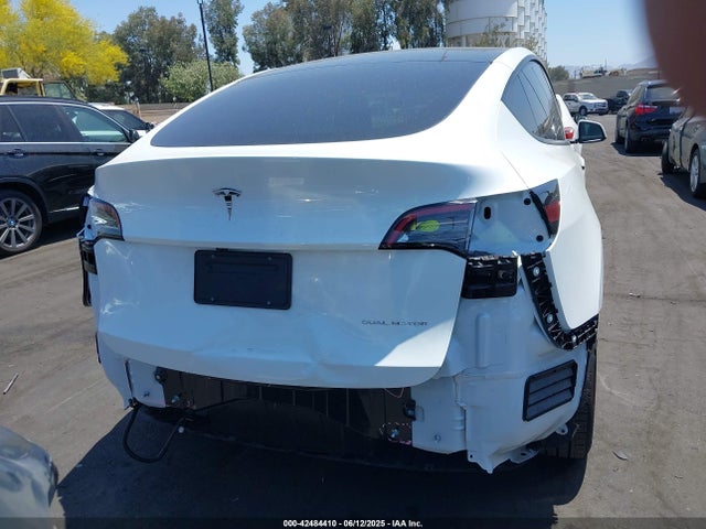 Tesla Model Y 2024 7SAYGDEE7RF205584 Image 17