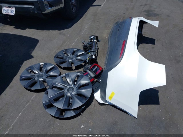 Tesla Model Y 2024 7SAYGDEE7RF205584 Image 12