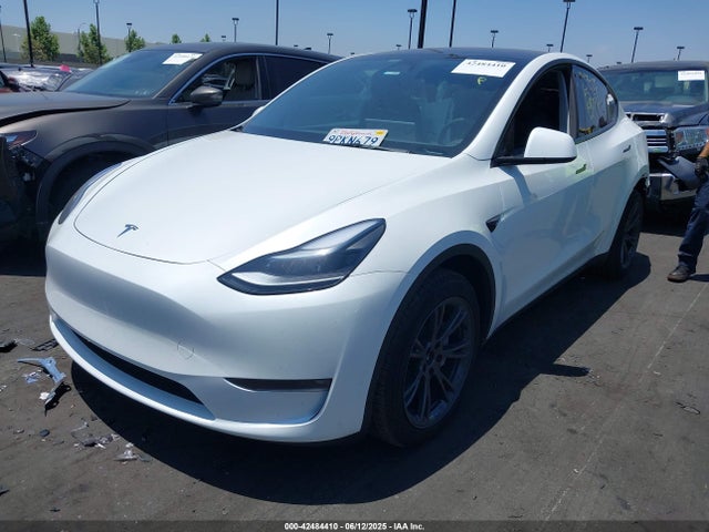 Tesla Model Y 2024 7SAYGDEE7RF205584 Image 2