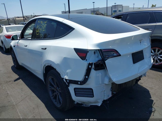 Tesla Model Y 2024 7SAYGDEE7RF205584 Image 3