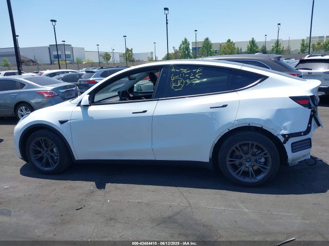 Tesla Model Y 2024 7SAYGDEE7RF205584 Image 4