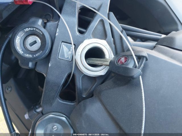 2017 HONDA CBR1000 JH2SC7752HK000700 Photo 10