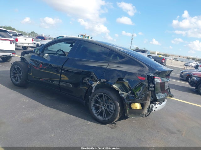 2025 TESLA MODEL Y 7SAYGDEE1SA366550 Photo 2