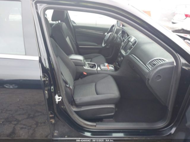 2019 CHRYSLER 300 2C3CCAAG7KH601334 Photo 4