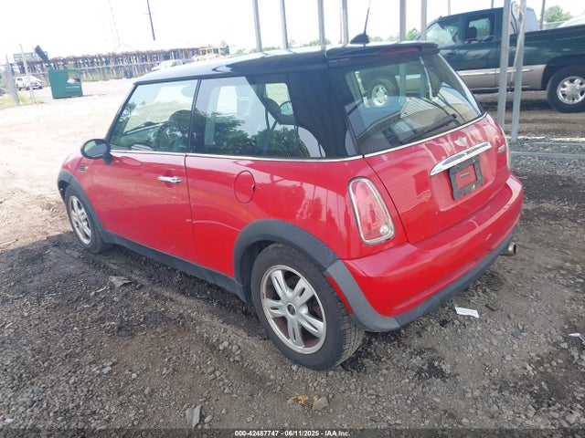2006 MINI COOPER WMWRC33516TK18265 Photo 2