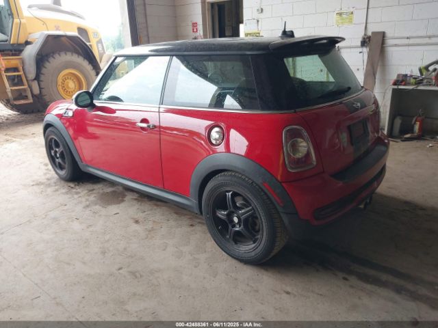 2011 MINI COOPER S WMWSV3C53BTY21966 Photo 2