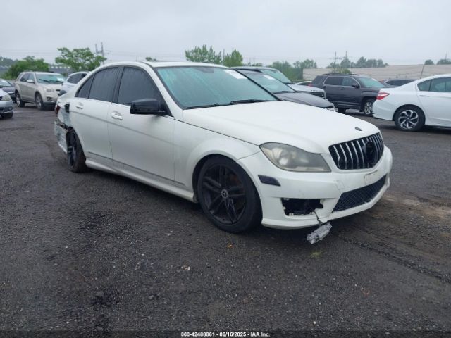 2012 MERCEDES-BENZ C 300 WDDGF8BB1CR196238